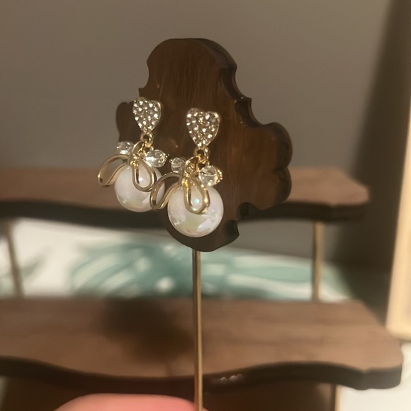 Heart Pearl Bowknot Stud Earrings - Picture 3 of 7